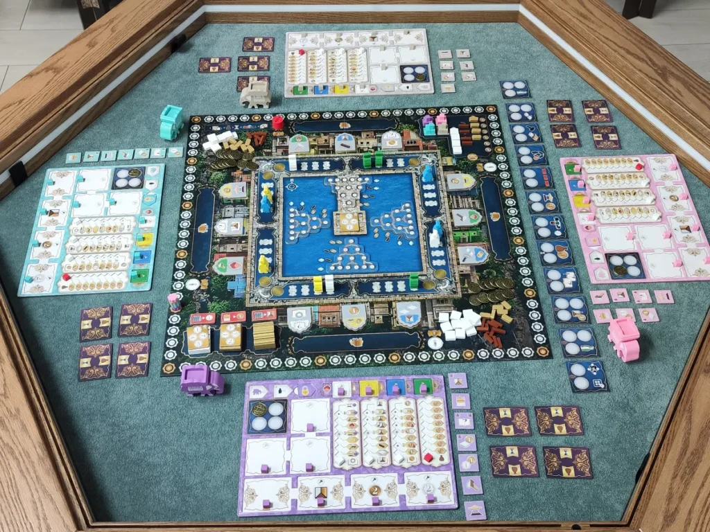 Detalle de una parida sobre una mesa para juegos de mesa.