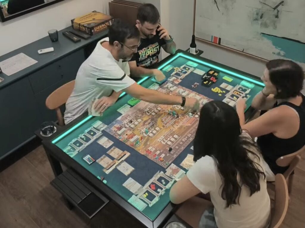 Detalle de una partida sobre una mesa para juegos de mesa.