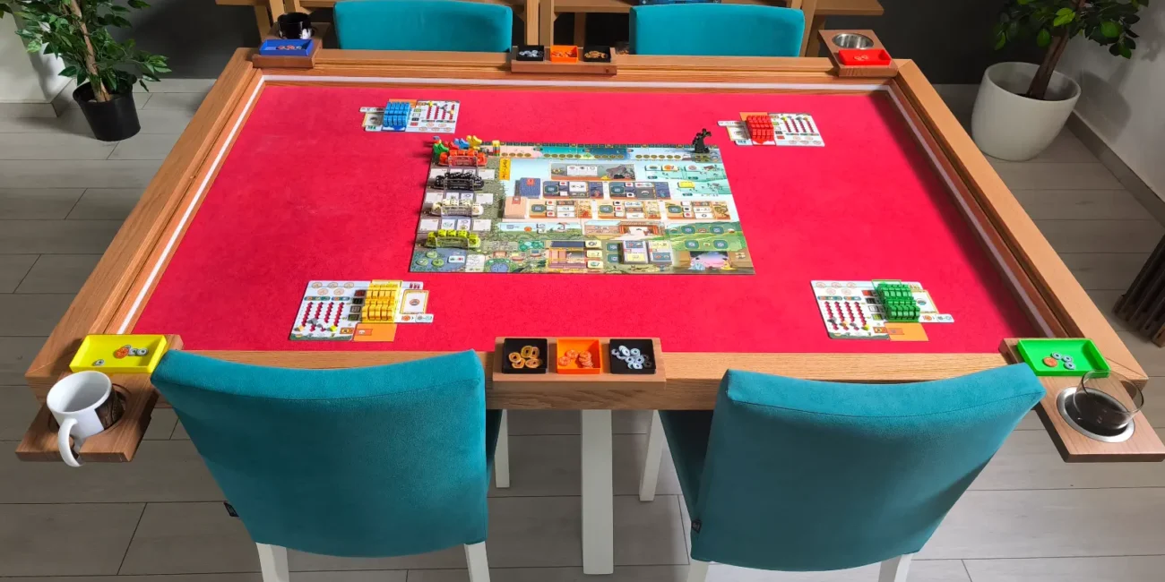 Mesa para juegos de mesa con todo bien organizado
