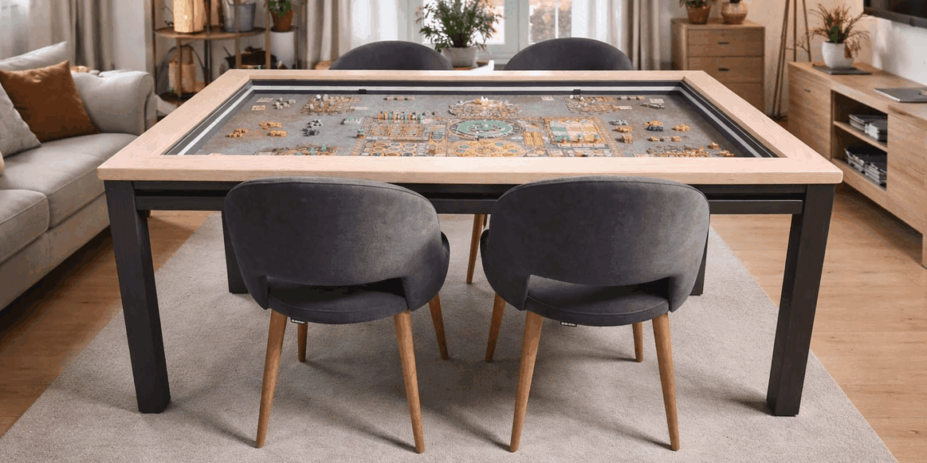 Zona de juego interior de una mesa para juegos de mesa con tablero y componentes organizados y mesa cerrada